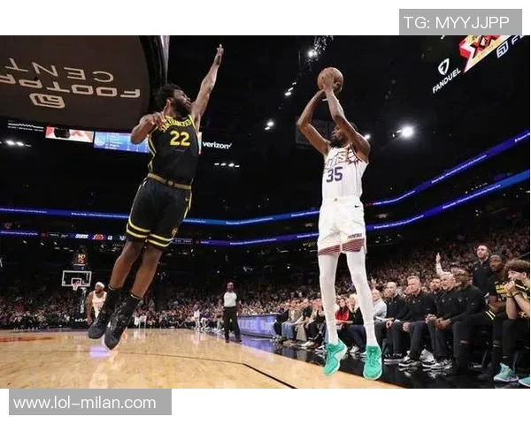 布克全能表现助力球队胜利12投仅4中却贡献18分5篮板5助攻正负值高达14 布克全能表现助力球队胜利12投仅4中却贡献18分5篮板5助攻正负值高达14